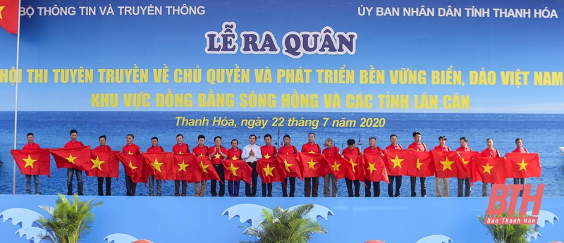 Trao tặng 2.000 lá cờ Tổ quốc cho ngư dân Thanh Hóa