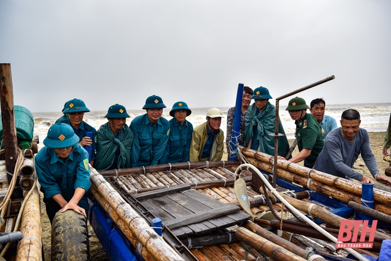 Người dân ven biển huyện Hoằng Hóa khẩn trương ứng phó bão số 2