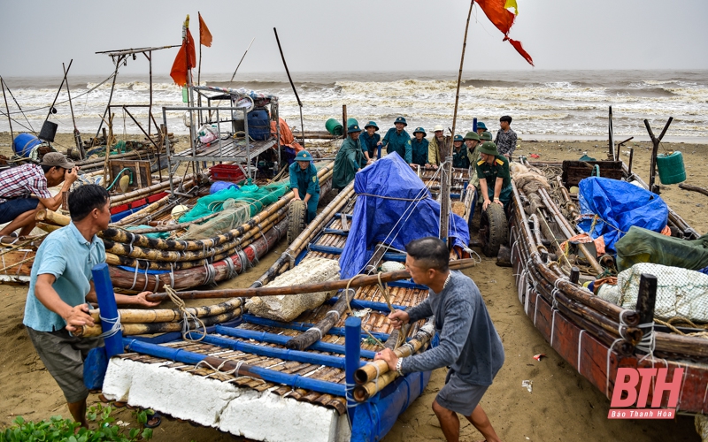 Người dân ven biển huyện Hoằng Hóa khẩn trương ứng phó bão số 2
