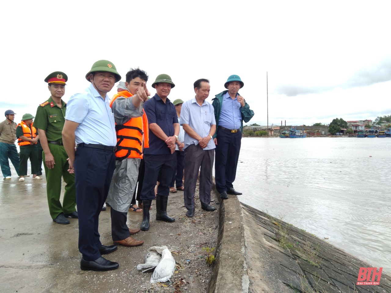 Phó Chủ tịch UBND tỉnh Nguyễn Văn Thi kiểm tra công tác phòng chống bão số 2 tại thị xã Nghi Sơn