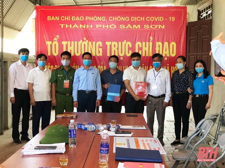 TP Sầm Sơn trao hỗ trợ công tác phòng chống dịch tại phường Quảng Vinh