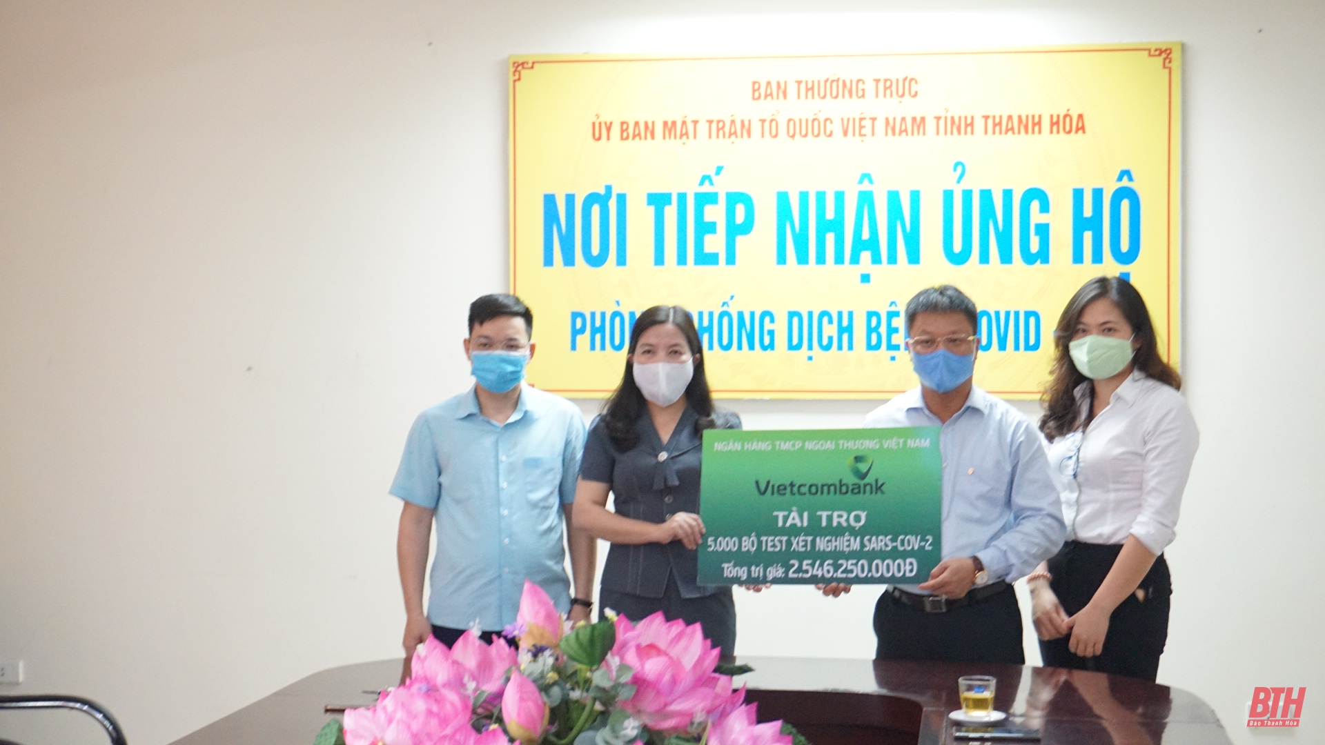 Ngân hàng TMCP Ngoại thương Việt Nam ủng hộ tỉnh Thanh Hóa 5.000 bộ test xét nghiệm SARS-CoV-2
