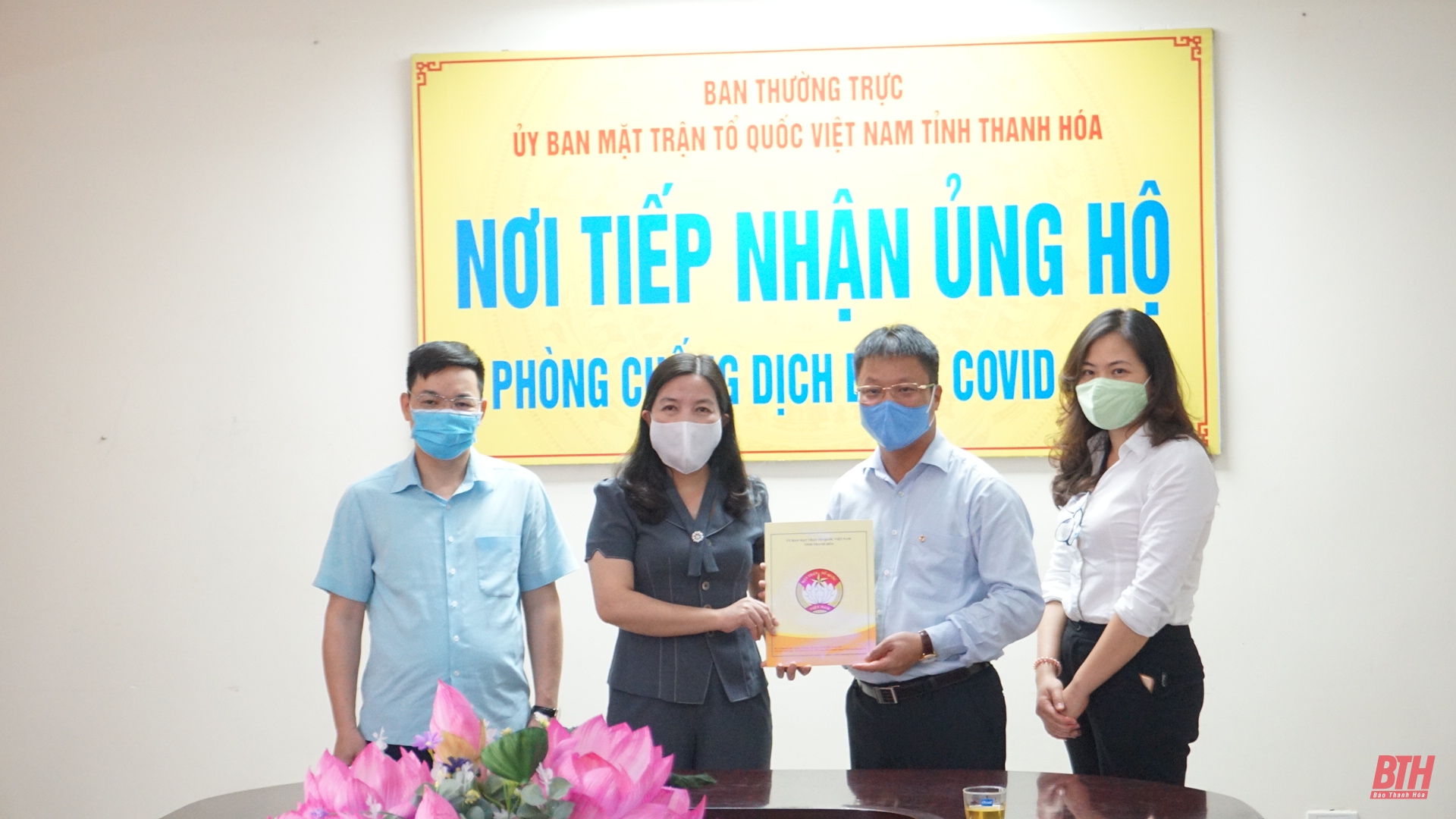 Ngân hàng TMCP Ngoại thương Việt Nam ủng hộ tỉnh Thanh Hóa 5.000 bộ test xét nghiệm SARS-CoV-2