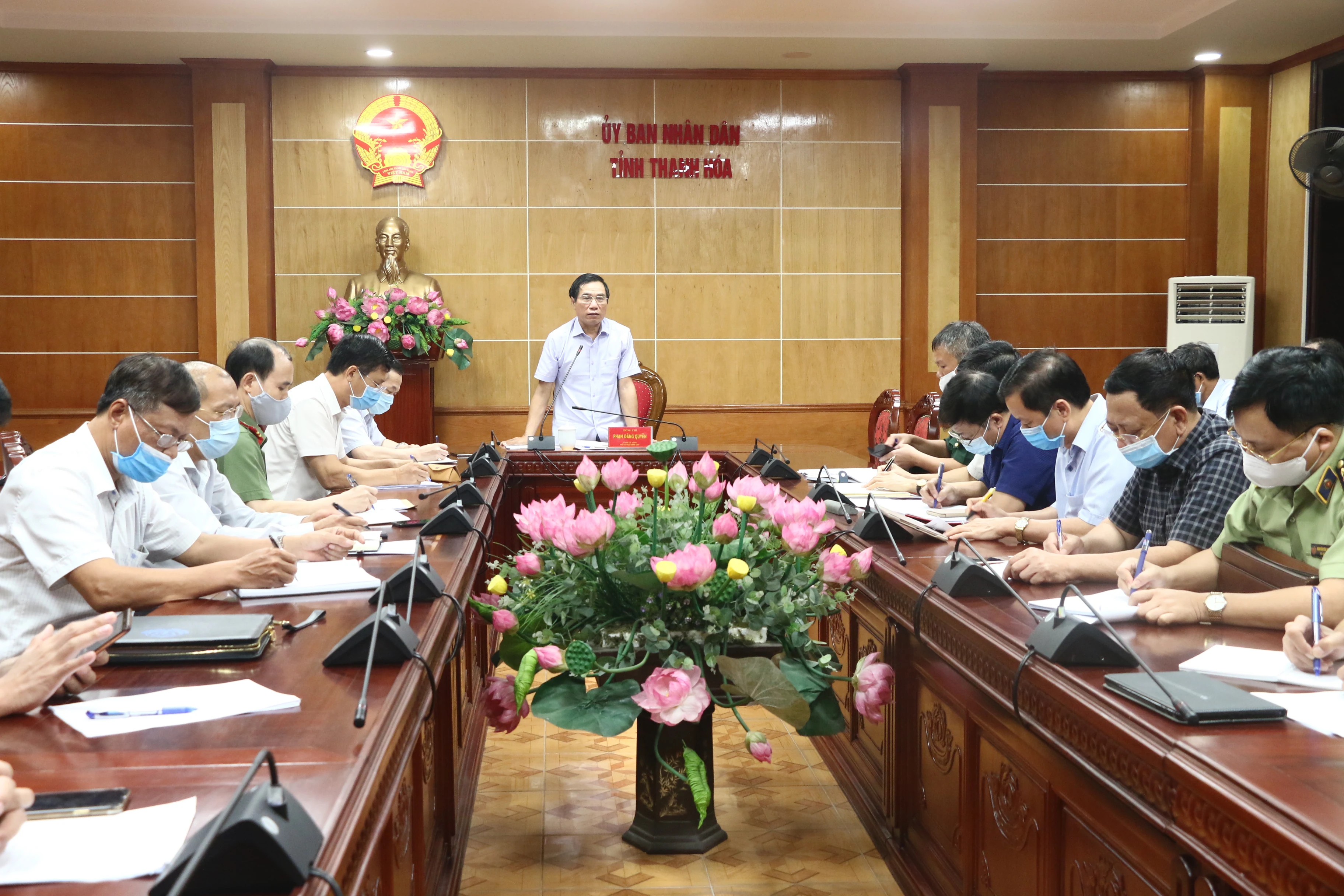 Thường trực Chính phủ họp bàn quyết sách mới chống dịch COVID-19