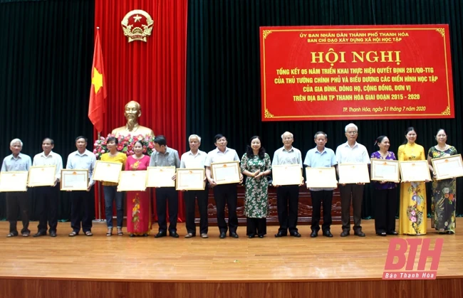 Tặng Bằng khen cho 48 tập thể, mô hình học tập và cá nhân trong phong trào học tập suốt đời