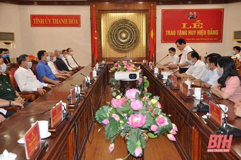 Thanh Hóa trao tặng Huy hiệu Đảng cho các đồng chí lãnh đạo tỉnh qua các thời kỳ