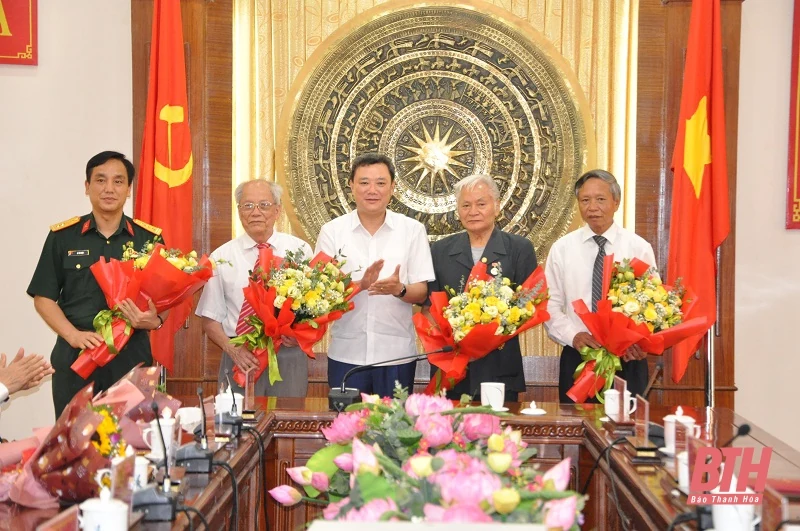 Thanh Hóa trao tặng Huy hiệu Đảng cho các đồng chí lãnh đạo tỉnh qua các thời kỳ