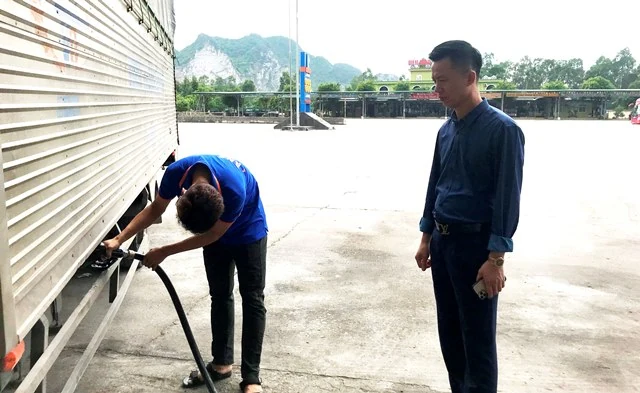 Phấn đấu luôn là lá cờ đầu trong phong trào phát triển kinh doanh và xây dựng đất nước