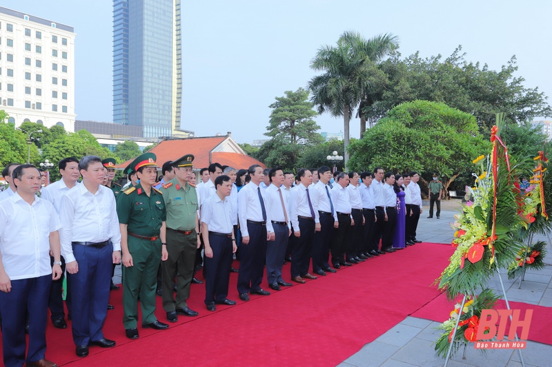 Đoàn đại biểu tỉnh Thanh Hóa dâng hương tưởng nhớ Chủ tịch Hồ Chí Minh, Mẹ Việt Nam anh hùng và các Anh hùng liệt sĩ