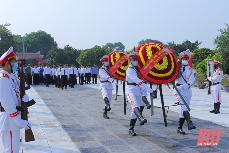 Đoàn đại biểu tỉnh Thanh Hóa dâng hương tưởng nhớ Chủ tịch Hồ Chí Minh, Mẹ Việt Nam anh hùng và các Anh hùng liệt sĩ