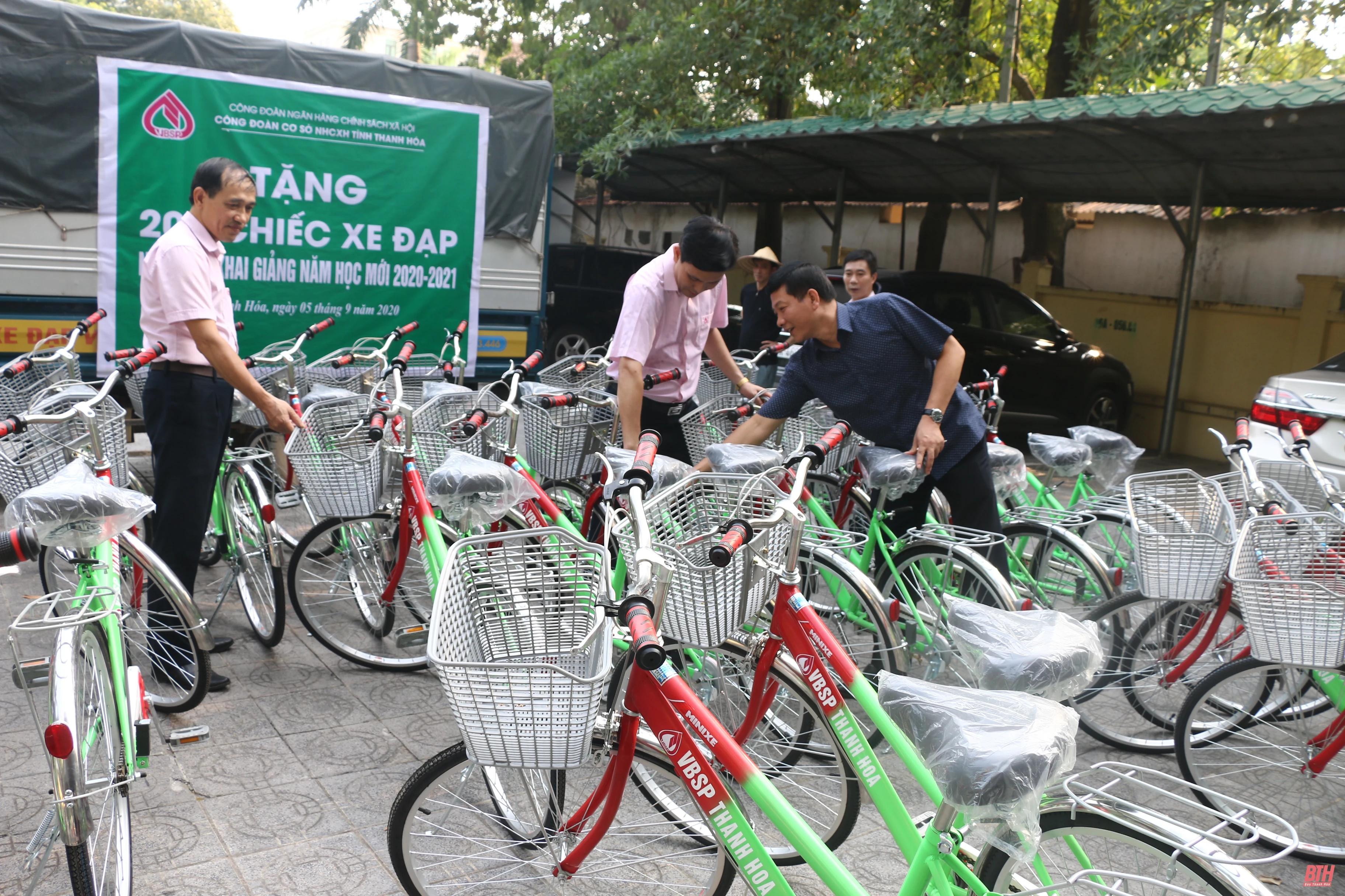 Ngân hàng Chính sách xã hội- Chi nhánh tỉnh Thanh Hóa tặng xe đạp cho 200 học sinh nghèo vượt khó vươn lên trong học tập