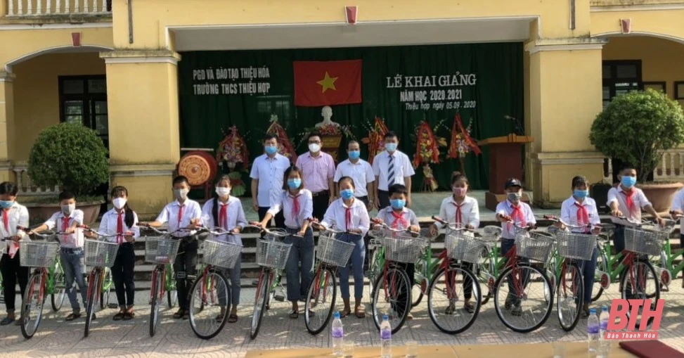 Ngân hàng Chính sách xã hội- Chi nhánh tỉnh Thanh Hóa tặng xe đạp cho 200 học sinh nghèo vượt khó vươn lên trong học tập