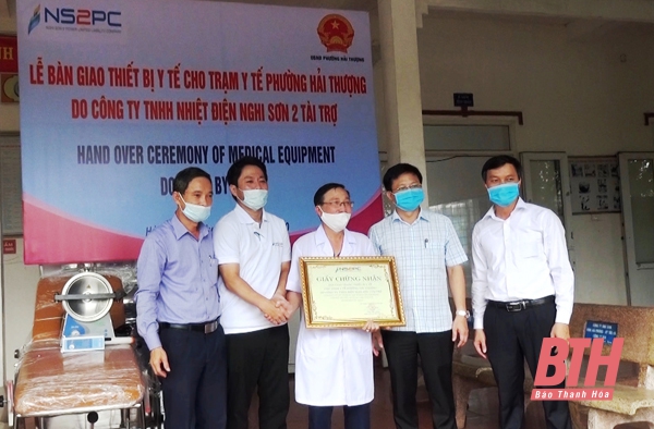 Tặng thiết bị y tế cho hai Trạm y tế thuộc thị xã Nghi Sơn