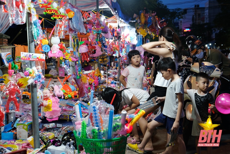 TP Thanh Hóa: Người dân nô nức mua đồ chơi Trung thu