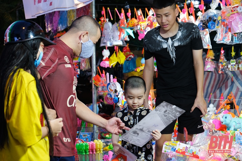 TP Thanh Hóa: Người dân nô nức mua đồ chơi Trung thu