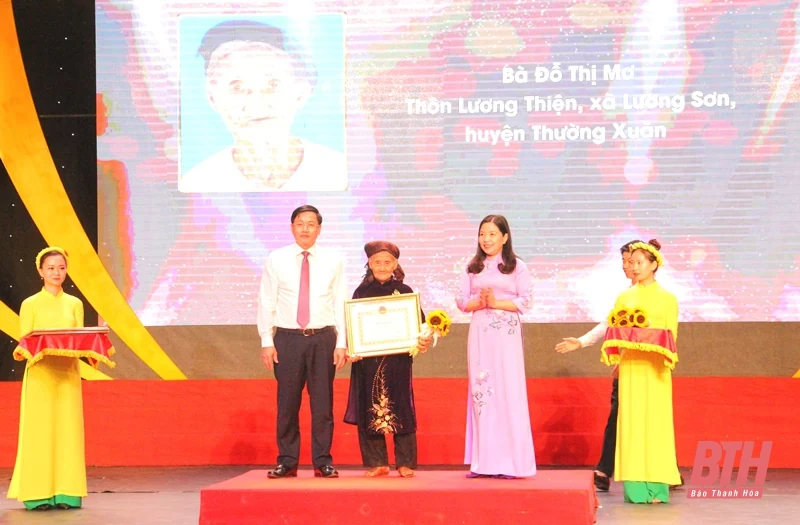 Cụ bà Đỗ Thị Mơ và đôi bạn 10 năm cõng nhau đến trường được tôn vinh điển hình tiên tiến trong phong trào thi đua yêu nước