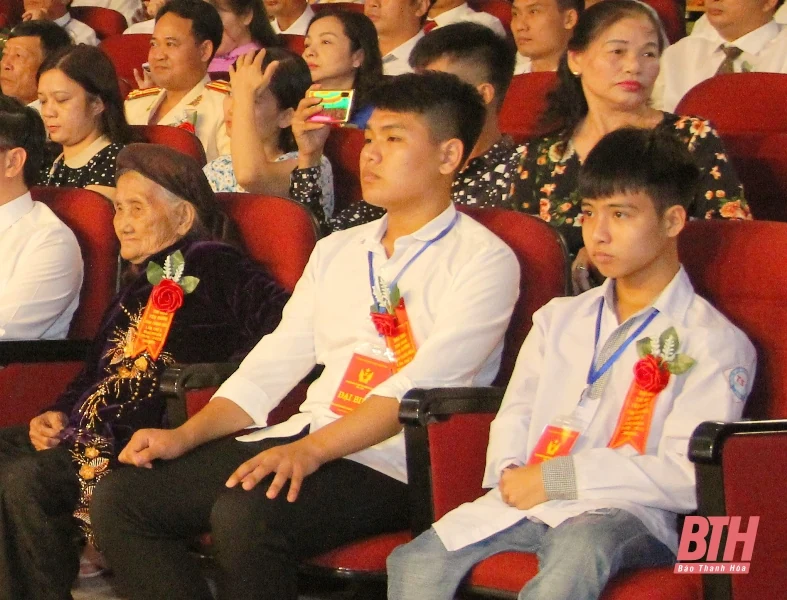 Cụ bà Đỗ Thị Mơ và đôi bạn 10 năm cõng nhau đến trường được tôn vinh điển hình tiên tiến trong phong trào thi đua yêu nước