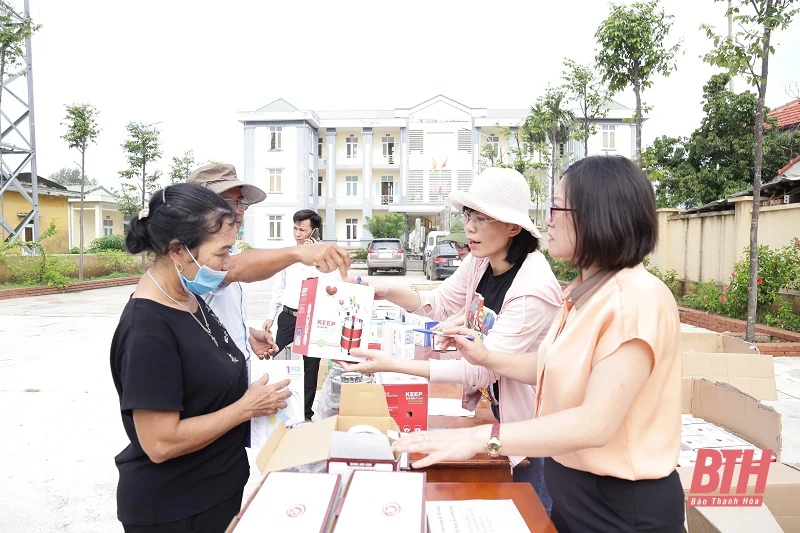 Phát động phong trào “chống rác thải nhựa” và triển khai mô hình điểm đổi rác thải nhựa lấy đồ dùng