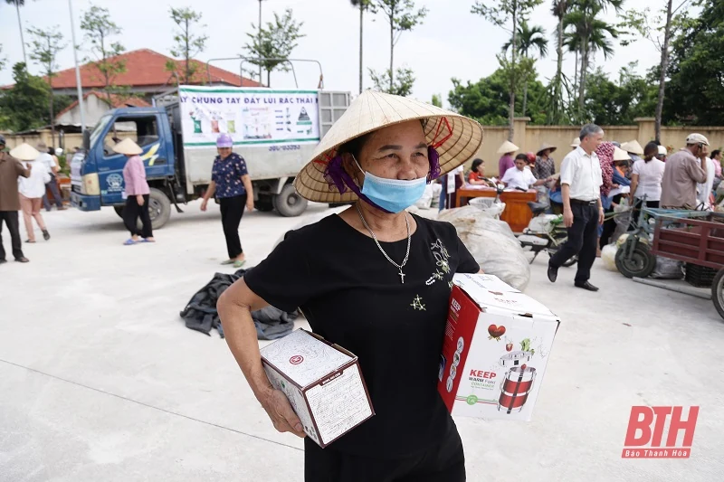 Phát động phong trào “chống rác thải nhựa” và triển khai mô hình điểm đổi rác thải nhựa lấy đồ dùng