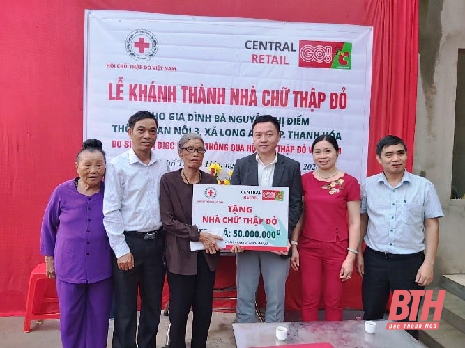 Bàn giao nhà “Chữ thập đỏ” cho hộ nghèo có hoàn cảnh khó khăn tại thành phố Thanh Hóa