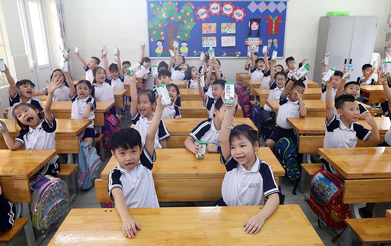 Vinamilk dẫn đầu bảng xếp hạng Top 10 thương hiệu mạnh nhất Việt Nam, thuộc Top 1000 thương hiệu hàng đầu Châu Á