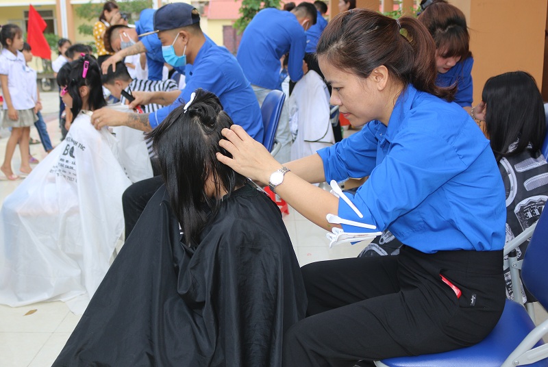 Chương trình Vui Tết trung thu và cắt tóc miễn phí cho trẻ em