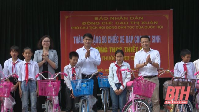 Đoàn công tác Hội đồng Dân tộc của Quốc hội tặng xe đạp cho học sinh vùng cao Bá Thước
