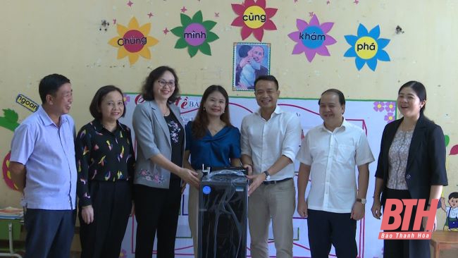 Đoàn công tác Hội đồng Dân tộc của Quốc hội tặng xe đạp cho học sinh vùng cao Bá Thước