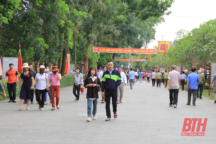 Đông đảo du khách dâng hương tại Khu di tích Lam Kinh