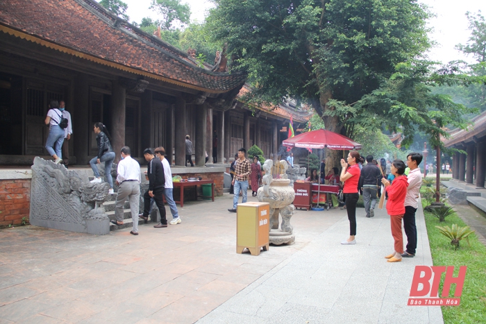 Đông đảo du khách dâng hương tại Khu di tích Lam Kinh