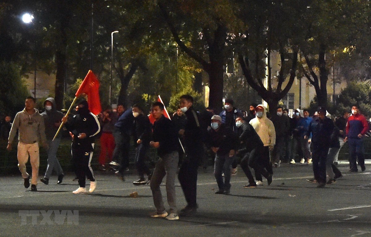 Đụng độ giữa hai nhóm chính trị đối lập tại thủ đô Kyrgyzstan