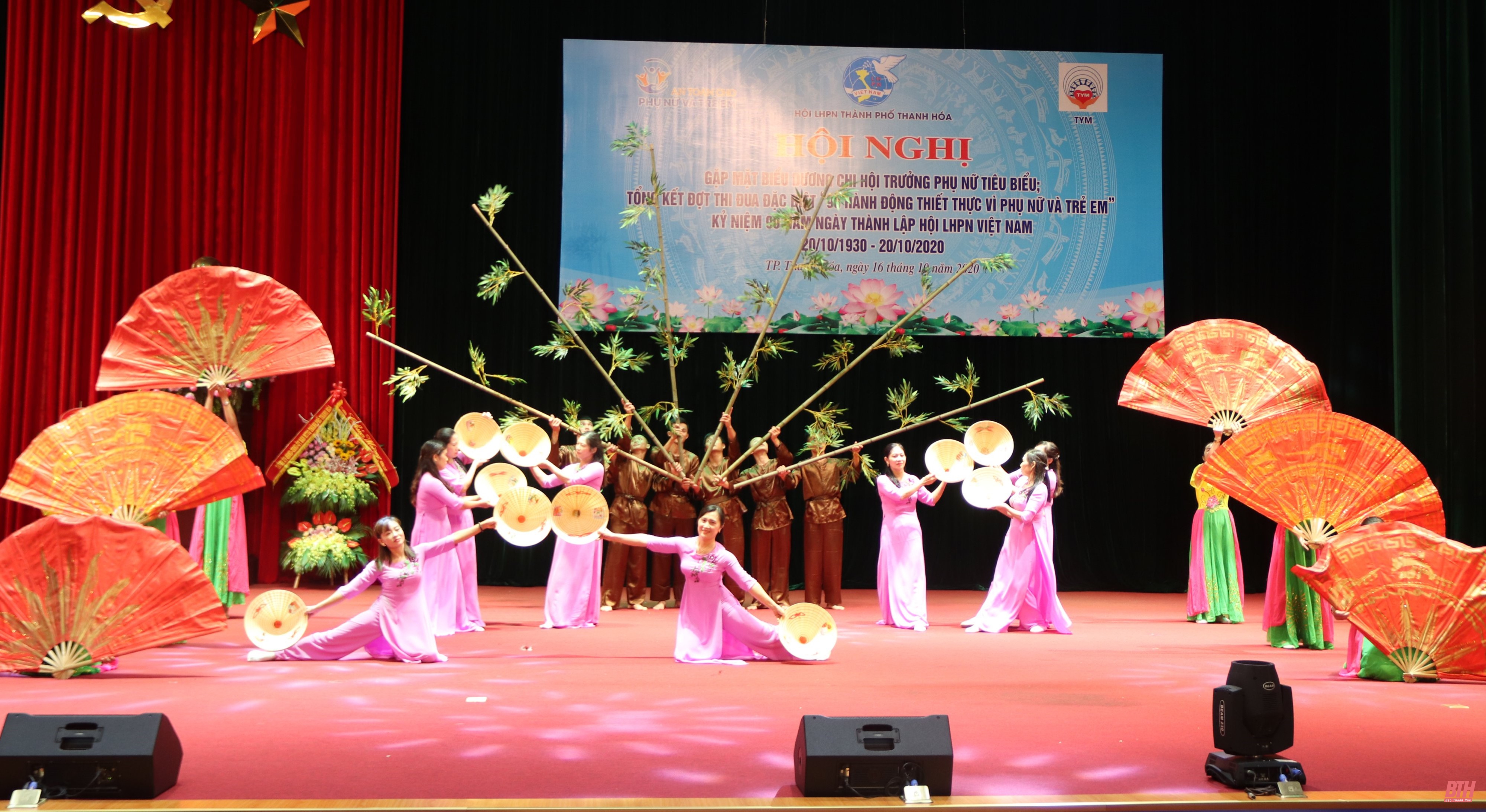 Phụ nữ Thanh Hóa hưởng ứng Tuần lễ “Áo dài - Di sản văn hóa Việt Nam”