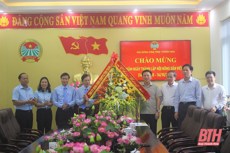 Phó Bí Thư Thường trực Tỉnh ủy, Trưởng Đoàn ĐBQH tỉnh Đỗ Trọng Hưng chúc mừng Hội Nông dân tỉnh Thanh Hóa