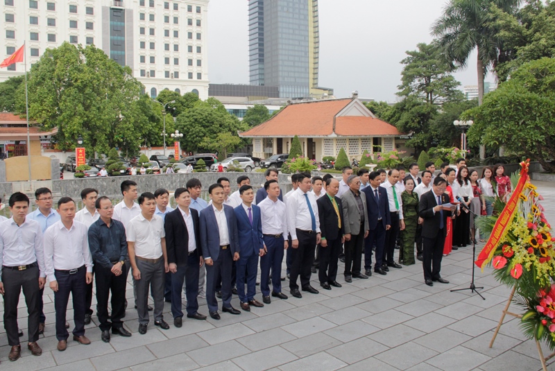 Hiệp hội Doanh nghiệp tỉnh Thanh Hoá dâng hương báo công lên Chủ tịch Hồ Chí Minh