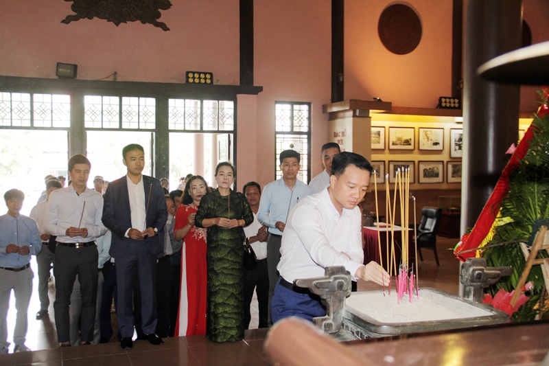 Hiệp hội Doanh nghiệp tỉnh Thanh Hoá dâng hương báo công lên Chủ tịch Hồ Chí Minh