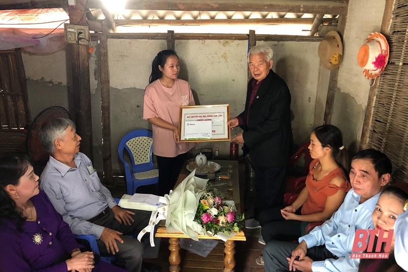 Quỹ khuyến học mía đường Lam Sơn hỗ trợ em Lê Thị Hằng 96 triệu đồng