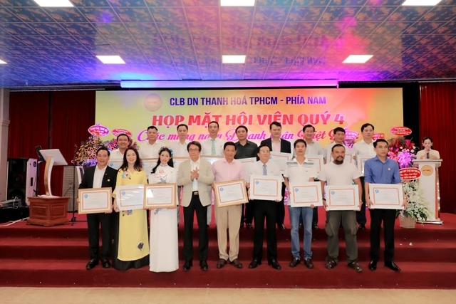 CLB Doanh nhân Thanh Hóa ủng hộ giúp đỡ đồng bào Miền Trung và hộ nghèo ở Thanh Hóa
