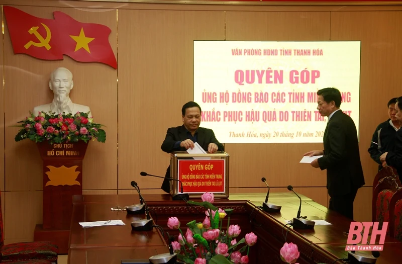 Văn phòng HĐND, UBND tỉnh Thanh Hóa ủng hộ đồng bào bị lũ, lụt ở Miền Trung