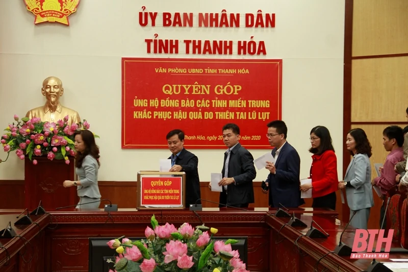 Văn phòng HĐND, UBND tỉnh Thanh Hóa ủng hộ đồng bào bị lũ, lụt ở Miền Trung