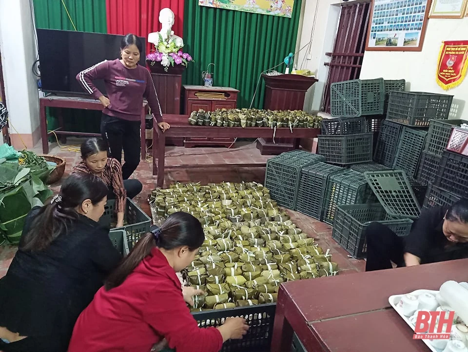 Nhân dân phố Phượng Đình gói 1.000 bánh chưng ủng hộ đồng bào vùng lũ