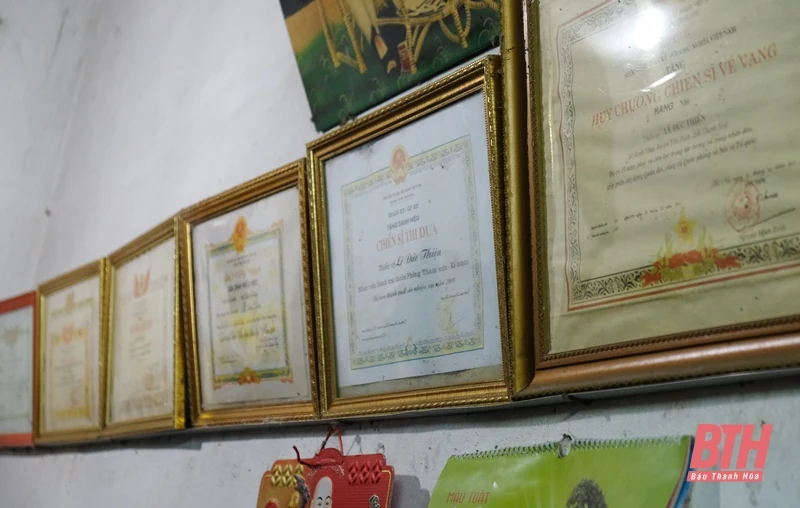 Mẹ vẫn đợi… con về