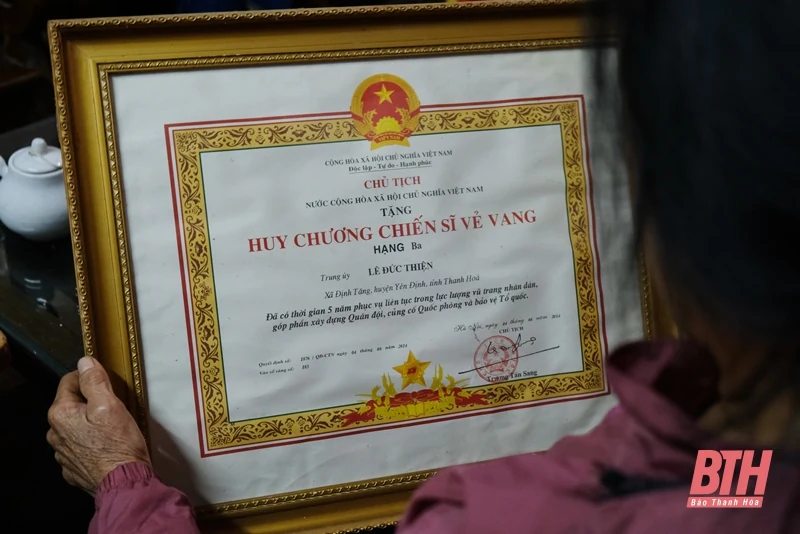 Mẹ vẫn đợi… con về