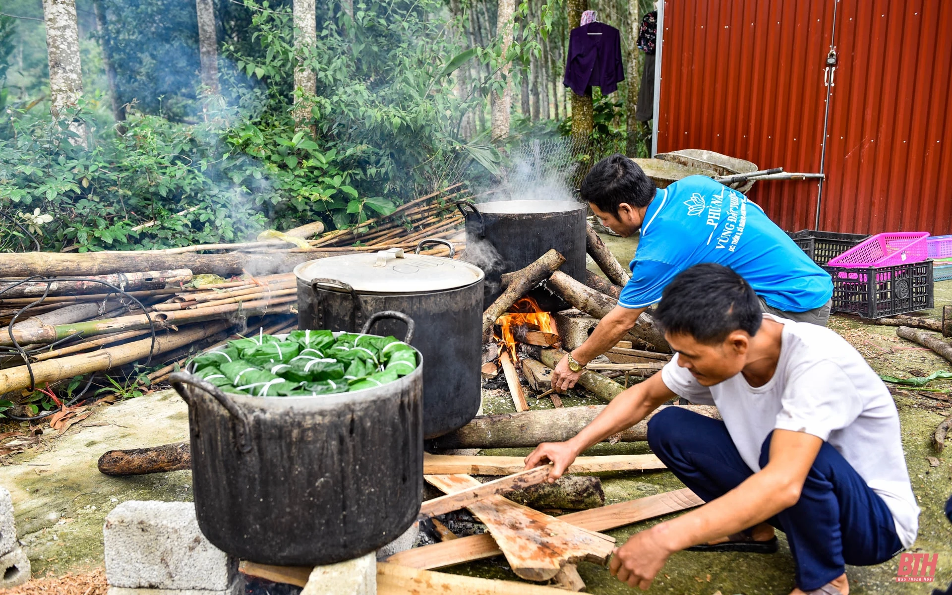 Bà con xứ Thanh gói bánh chưng gửi về tâm lũ
