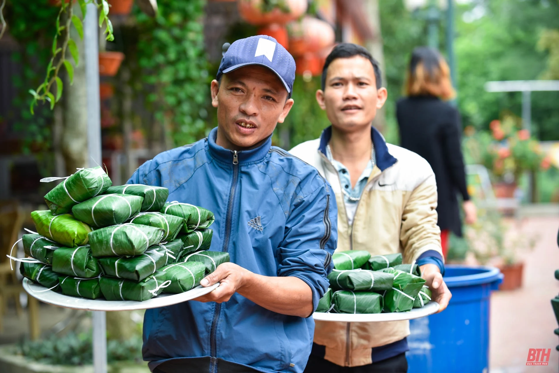 Bà con xứ Thanh gói bánh chưng gửi về tâm lũ