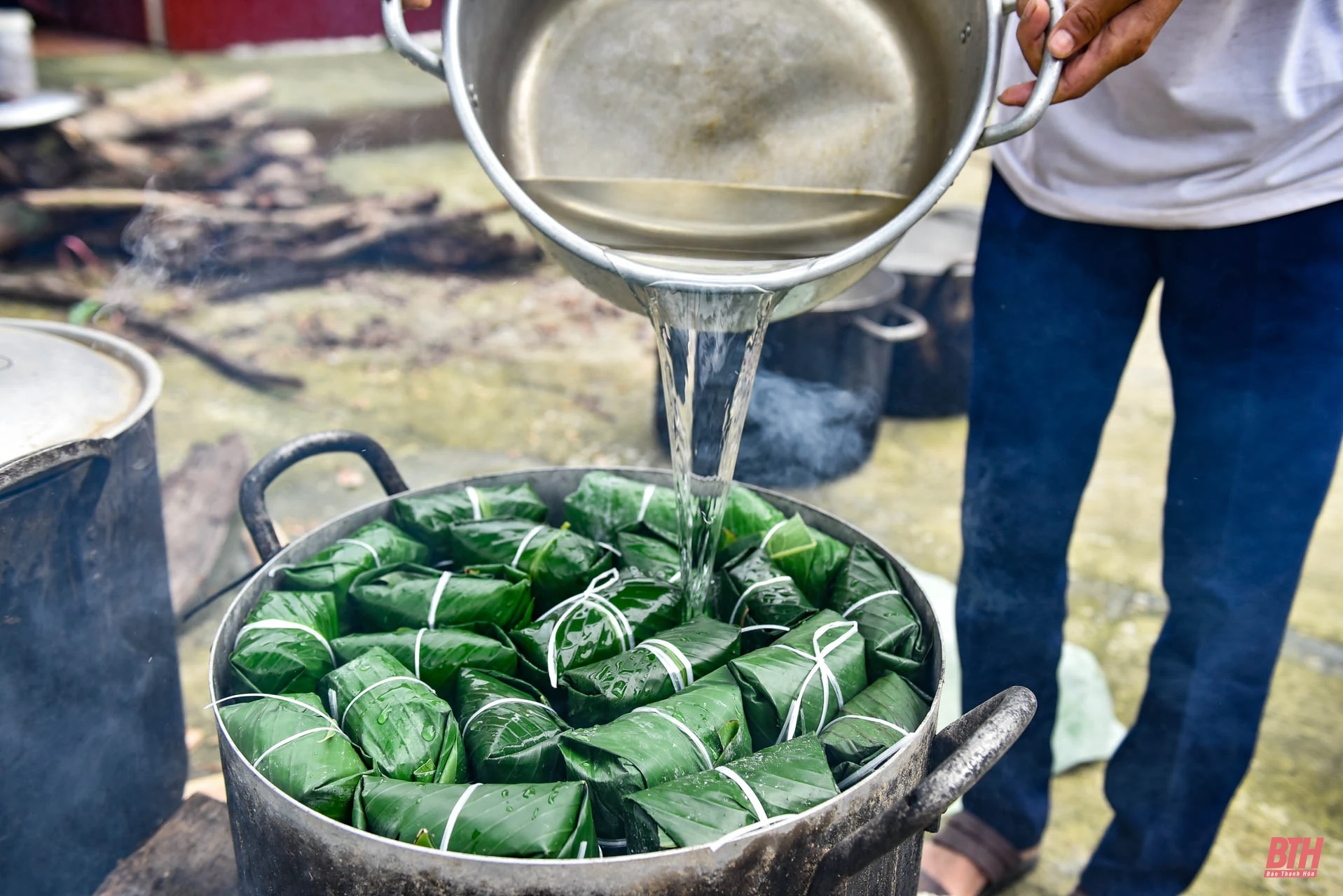 Bà con xứ Thanh gói bánh chưng gửi về tâm lũ