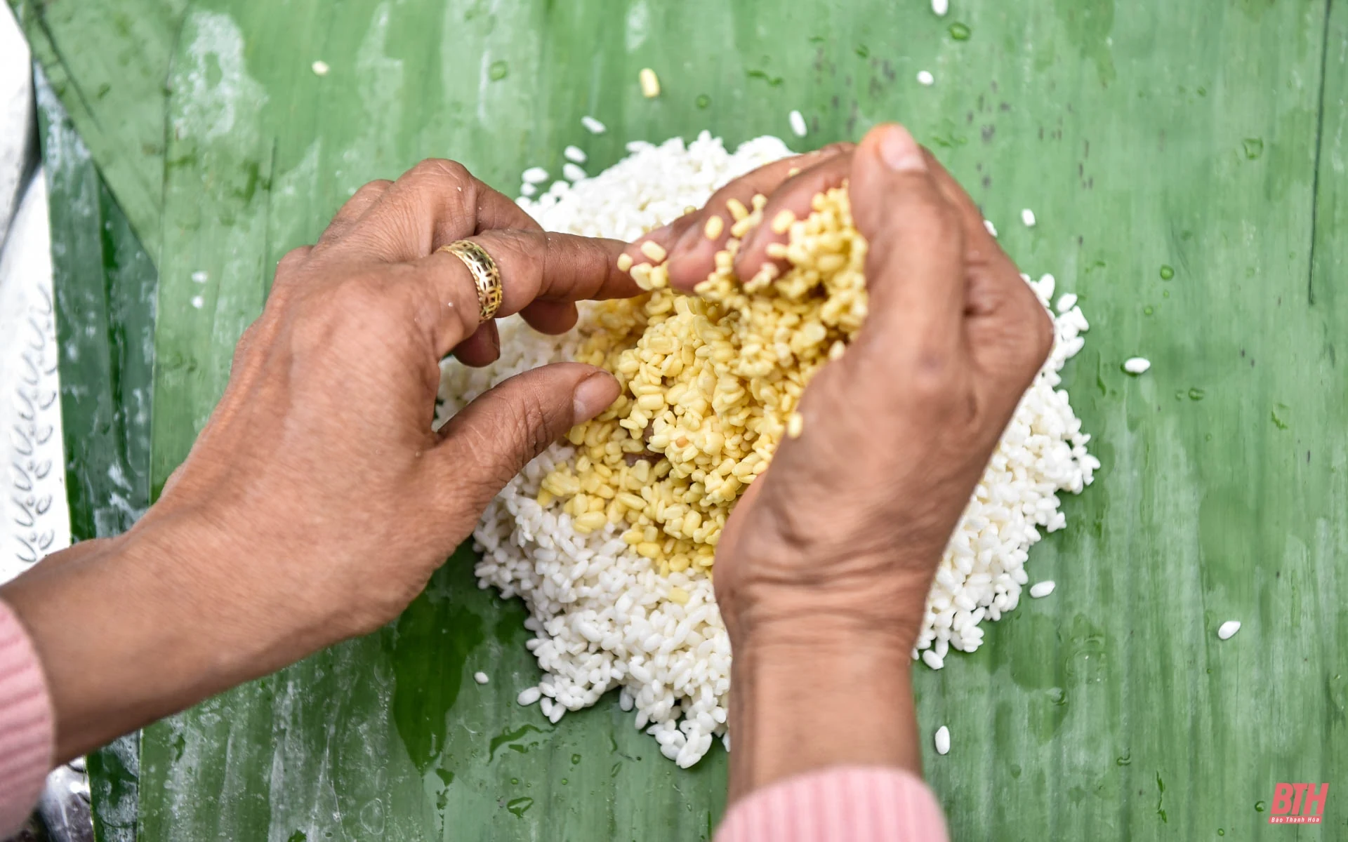 Bà con xứ Thanh gói bánh chưng gửi về tâm lũ