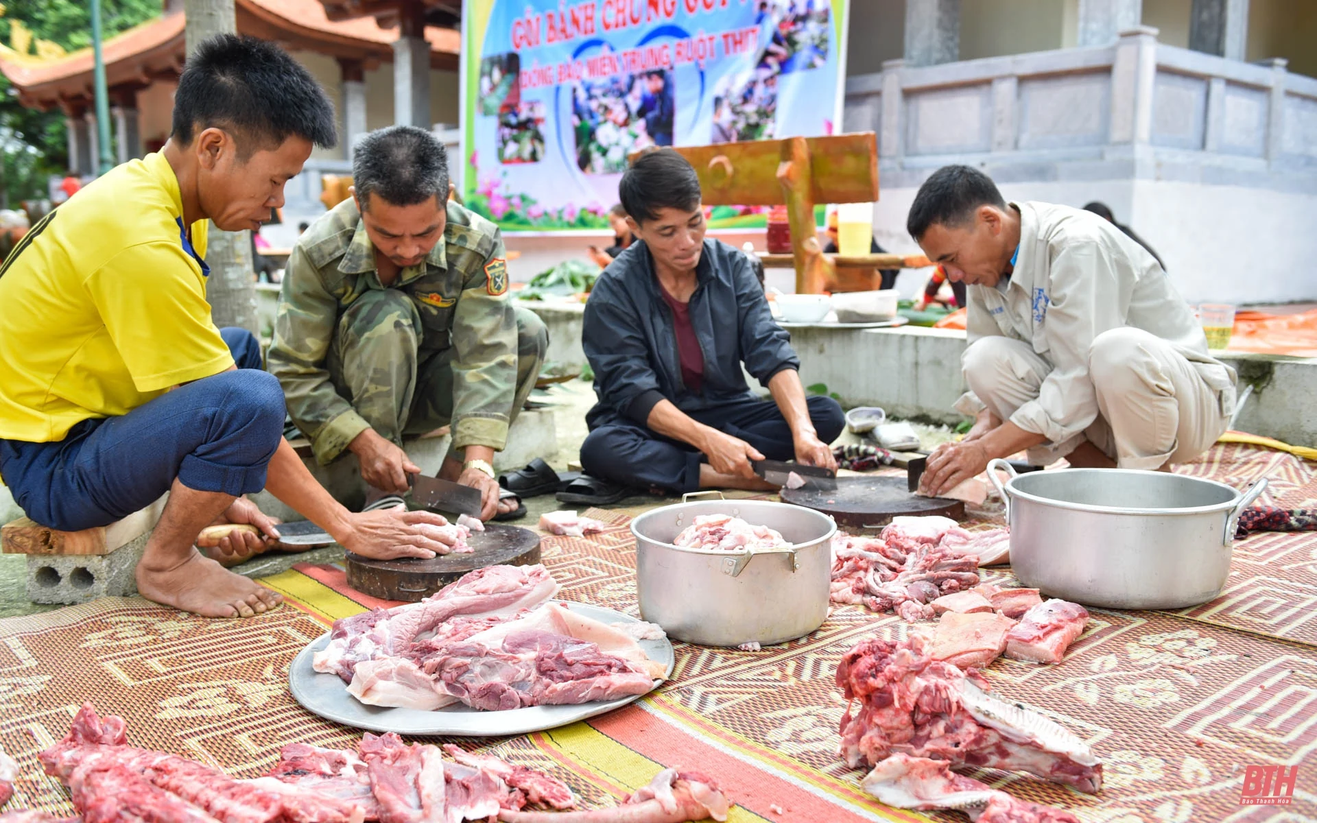 Bà con xứ Thanh gói bánh chưng gửi về tâm lũ