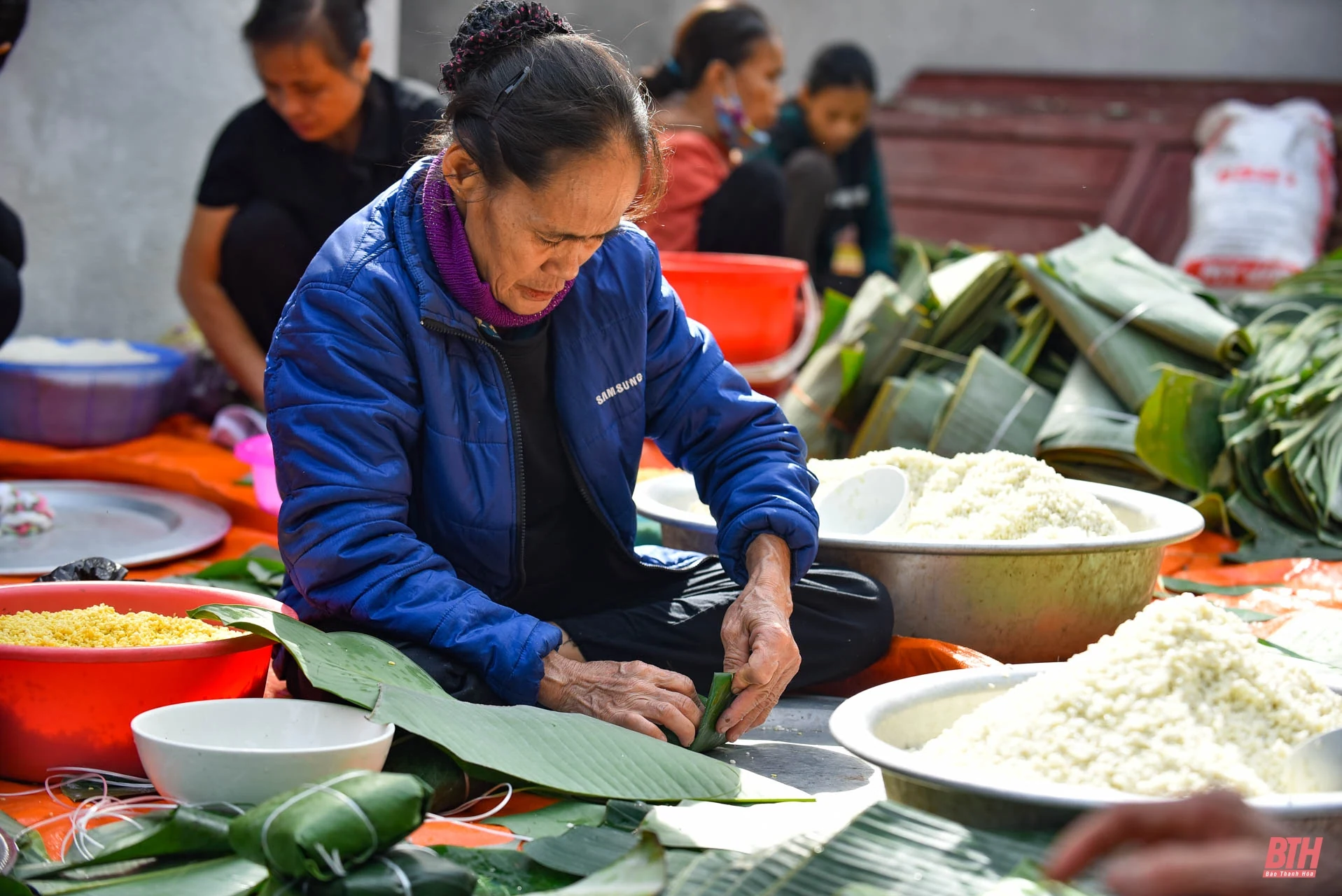Bà con xứ Thanh gói bánh chưng gửi về tâm lũ