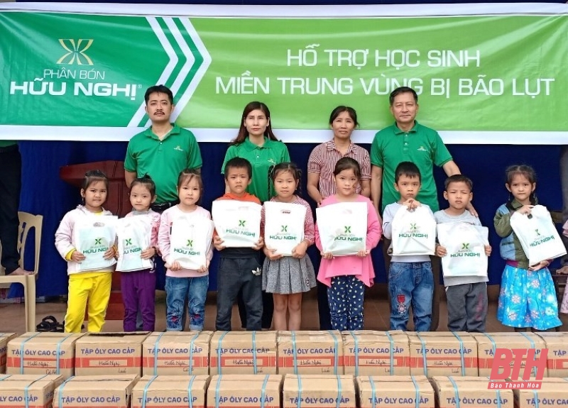 Công ty liên doanh phân bón Hữu Nghị trao 6.000 cuốn vở cho học sinh vùng lũ