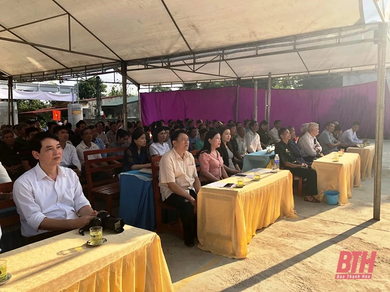 Trưởng Ban Dân vận Tỉnh ủy, Chủ tịch Ủy ban MTTQ tỉnh Phạm Thị Thanh Thủy dự Ngày hội Đại đoàn kết toàn dân tộc tại Khu dân cư thôn Bót, xã Minh Sơn